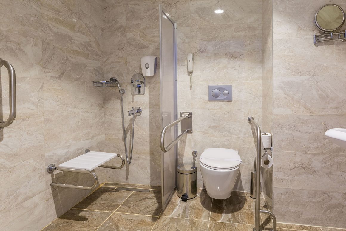 Barrierefreies Badezimmer mit Haltegriffen